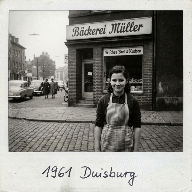Helga vor der Bäckerei Müller, 1961 in Duisburg